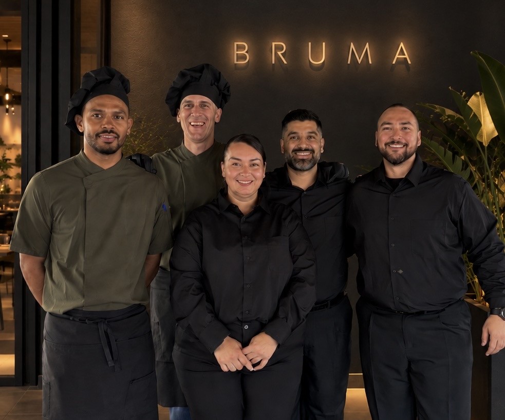 El equipo de Bruma en la entrada del restaurante