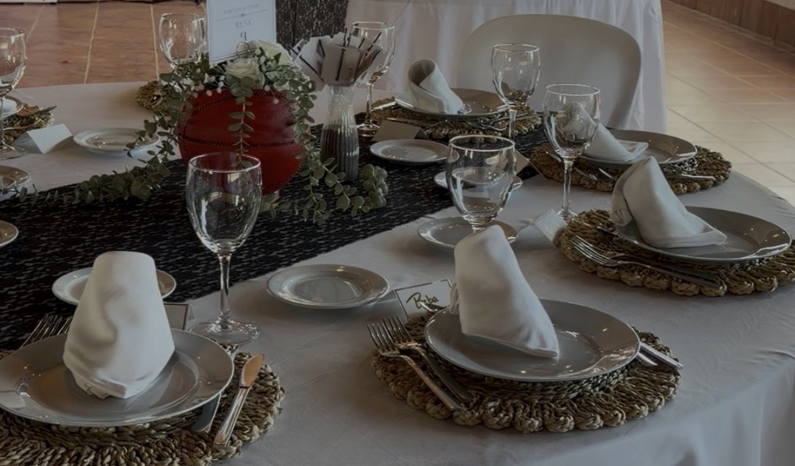 Mesa preparada para un evento en Bruma