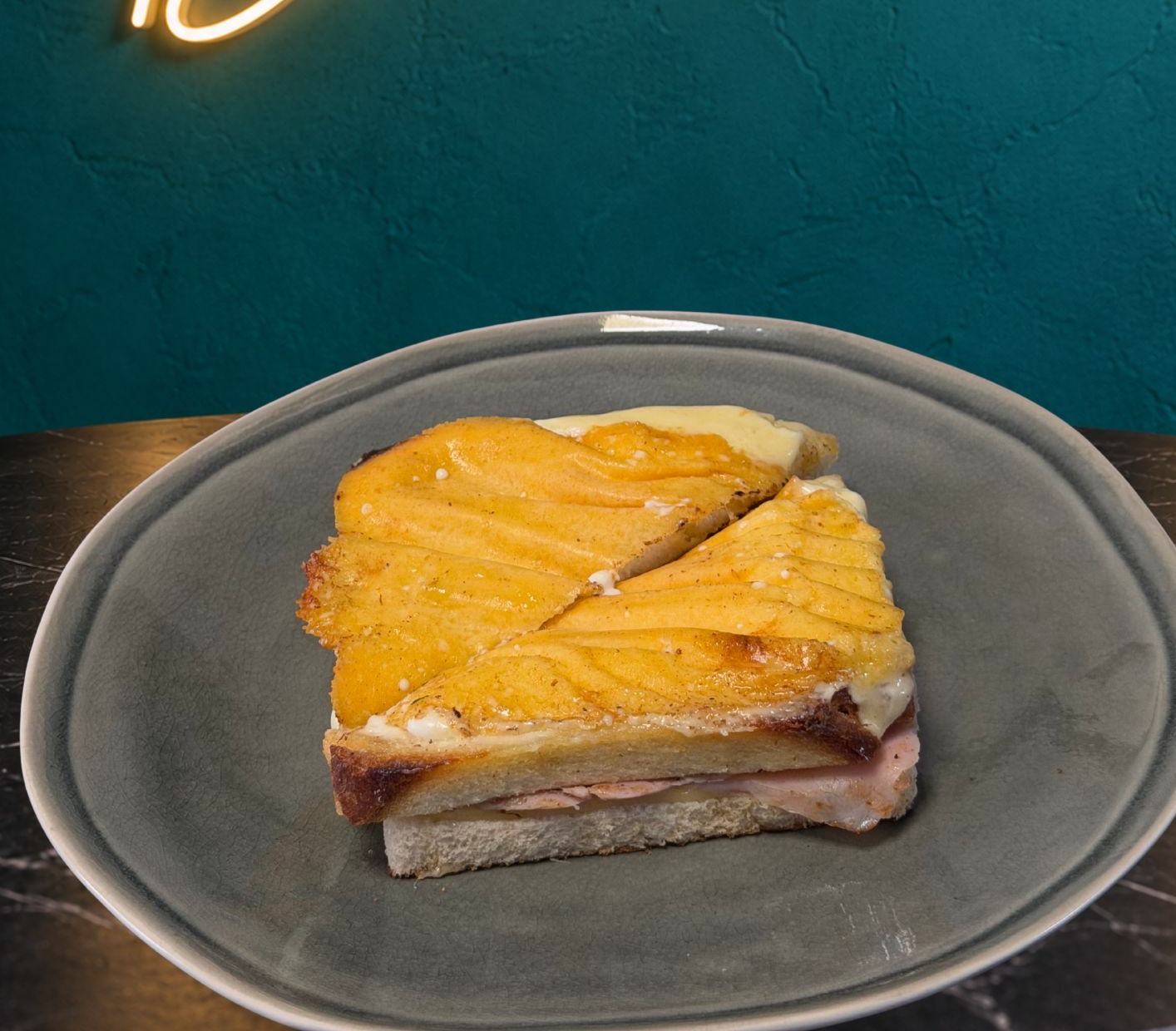 Sandwich mixto gratinado