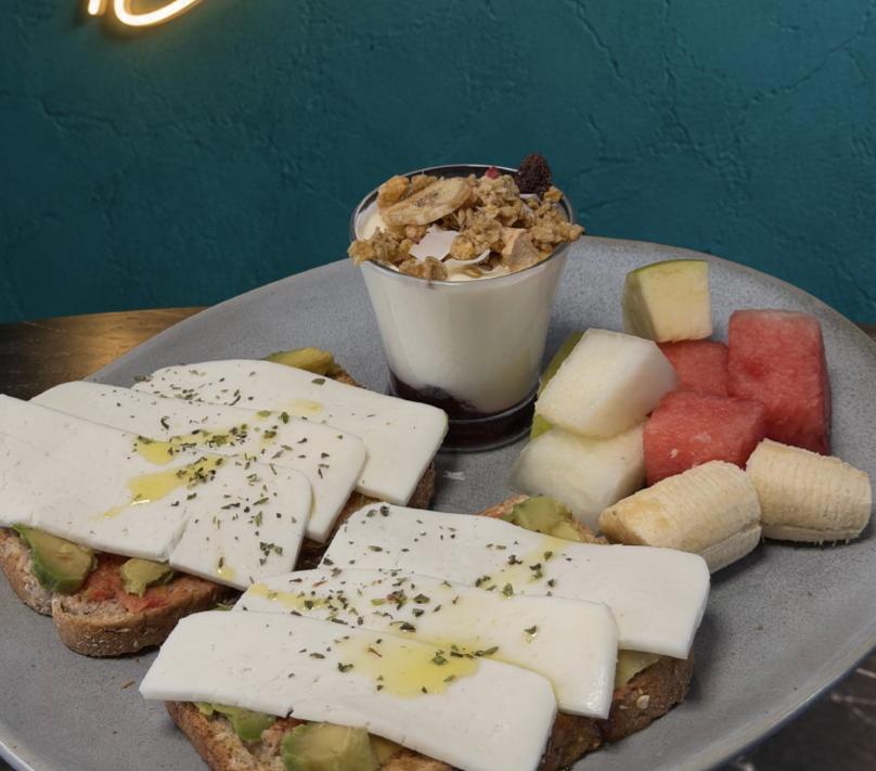 Tosta de aguacate, tomate y queso fresco