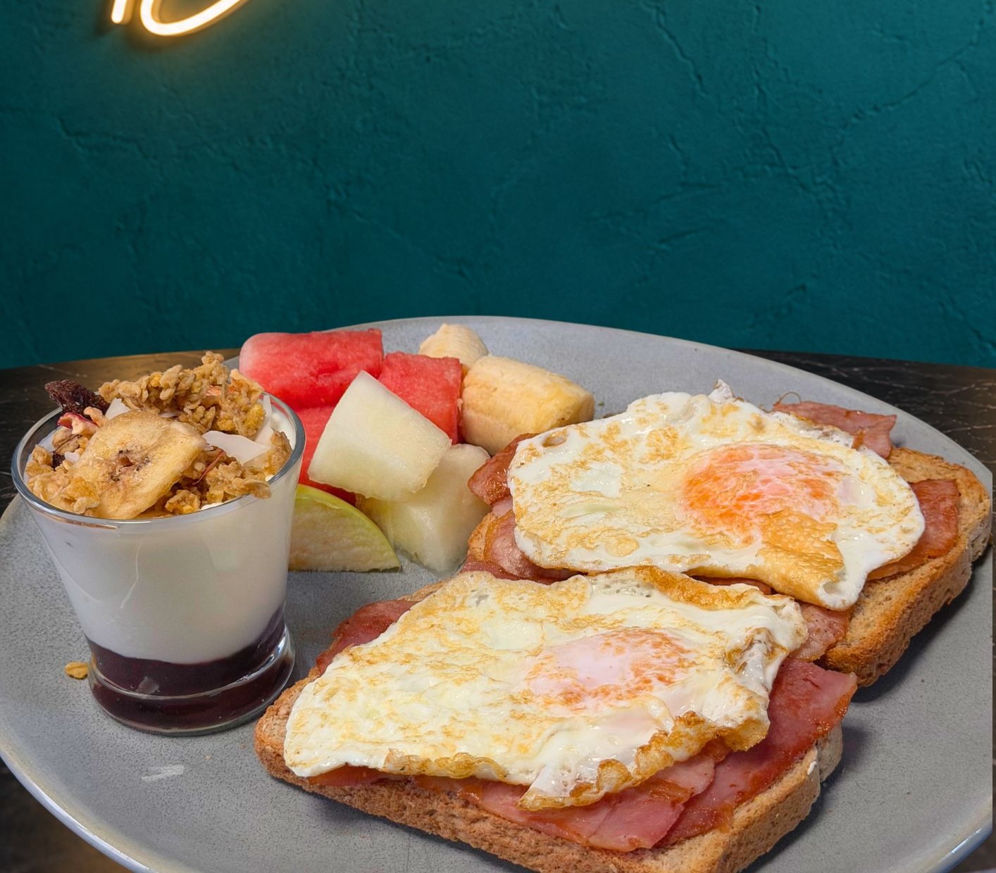 Tosta de bacon y huevo frito