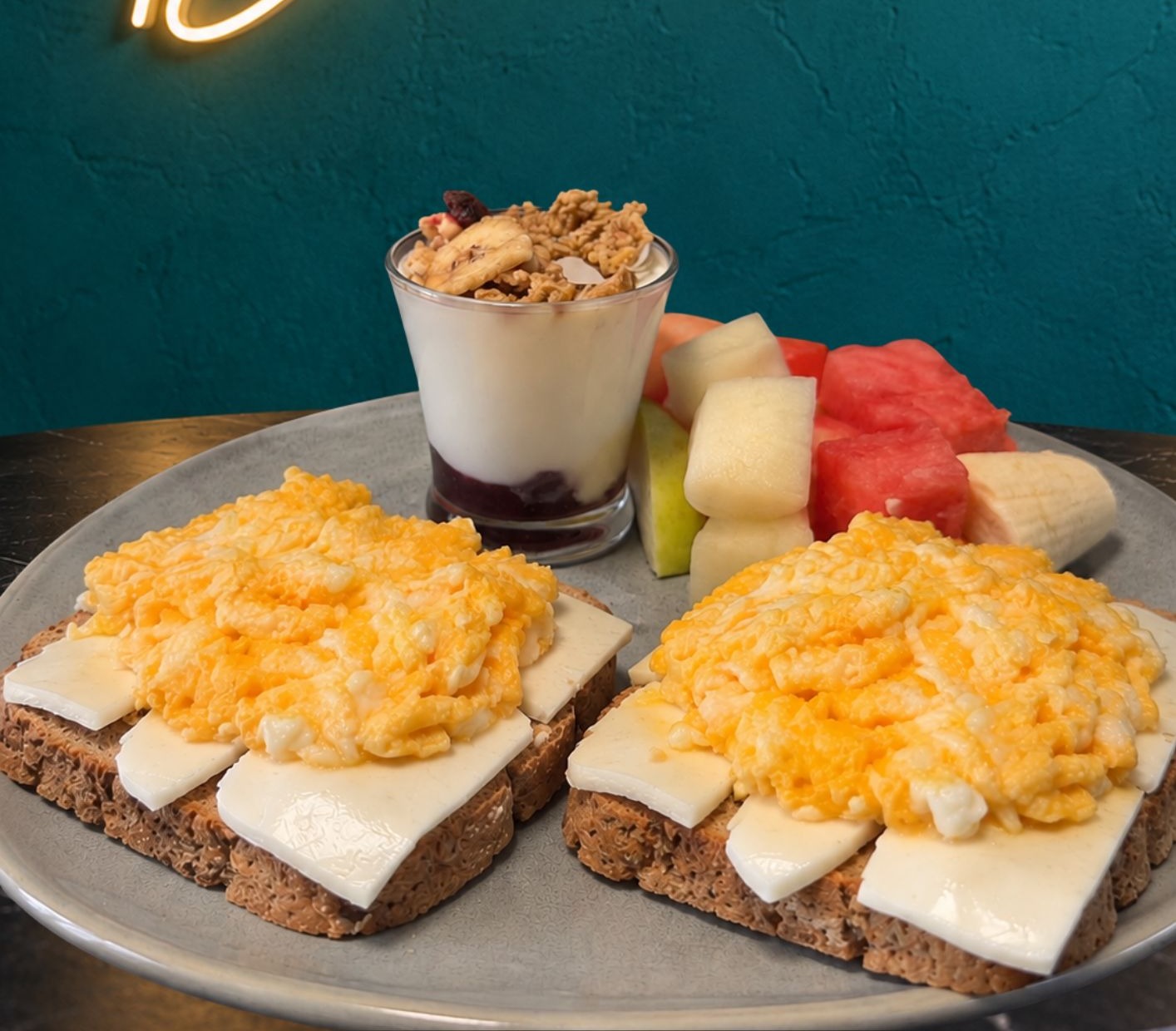 Tosta de huevos revueltos y queso fresco