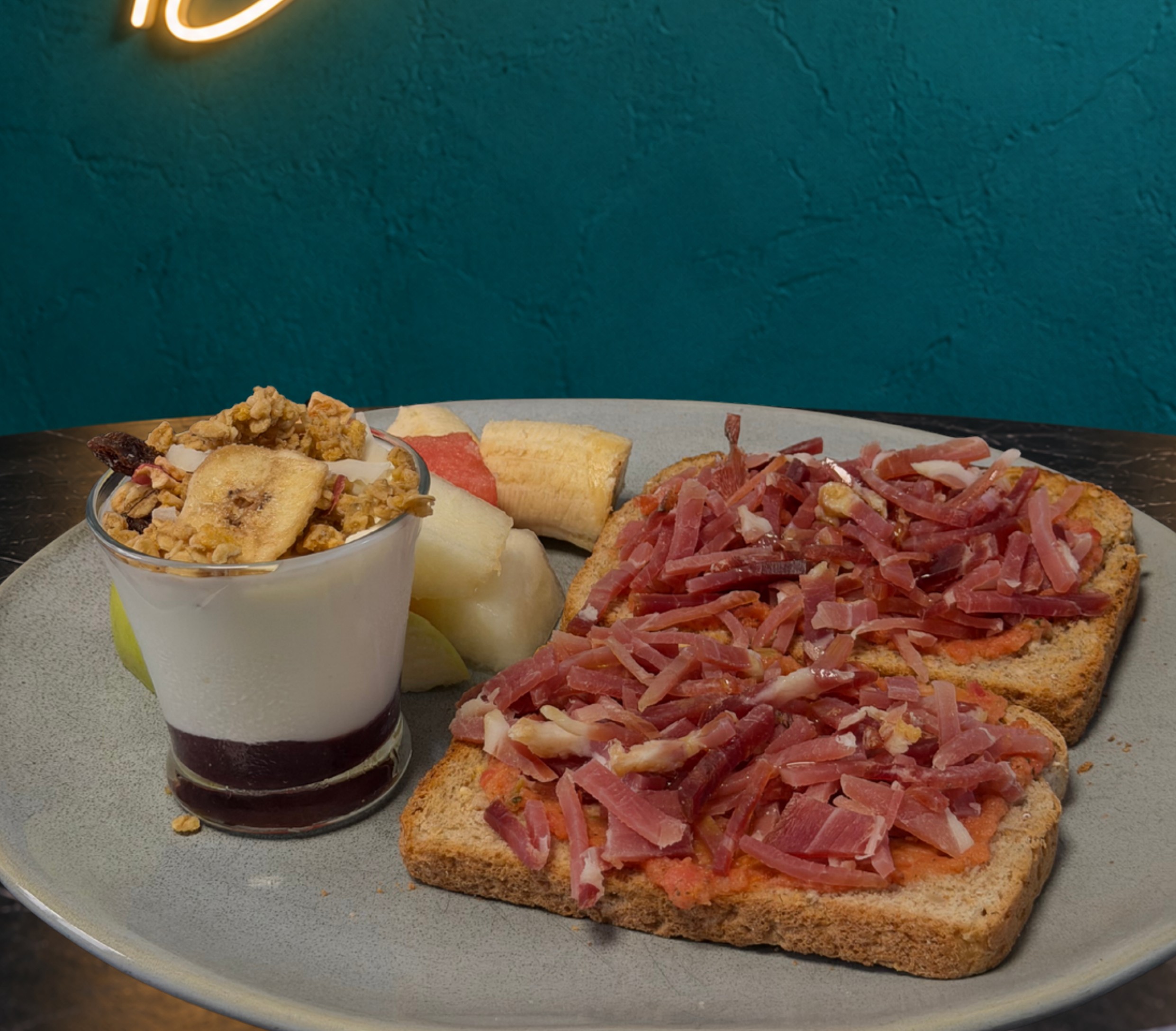 Tosta de jamón serrano y tomate