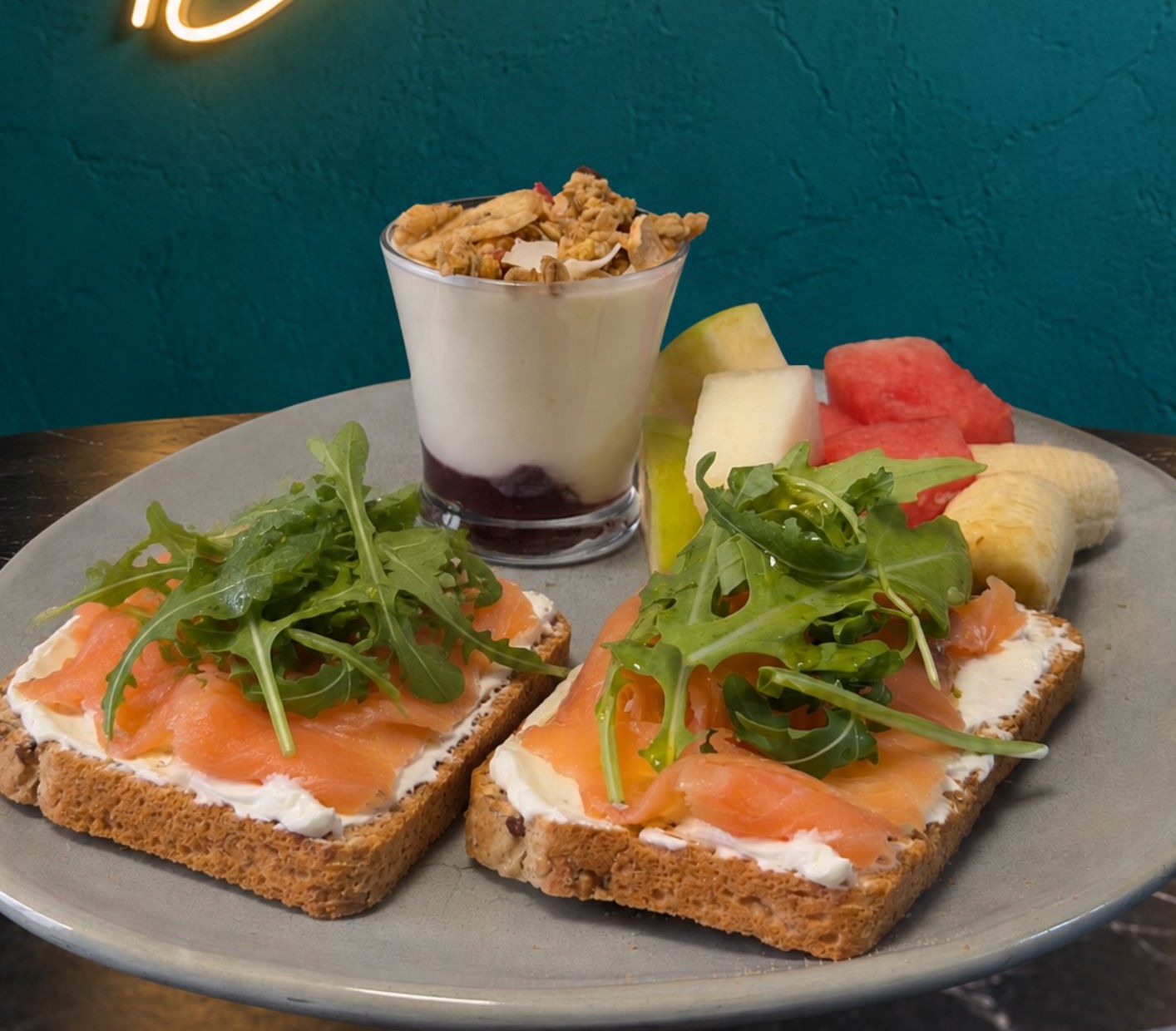 Tosta de queso crema, rúcula y salmón
