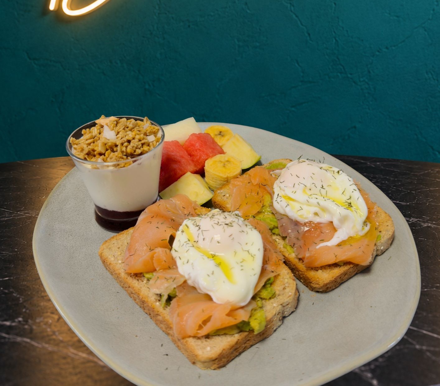 Tosta de salmón, aguacate y huevo poché